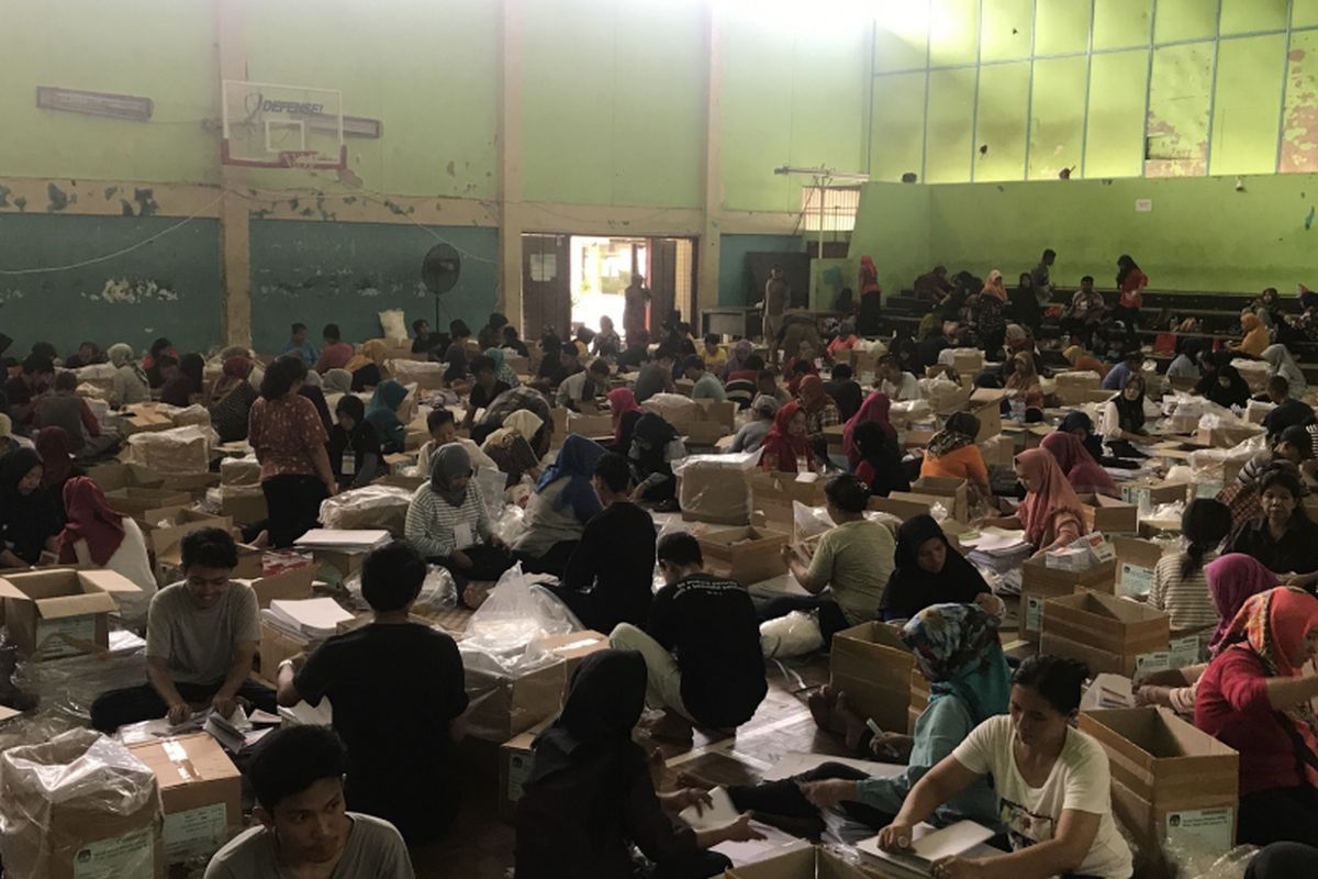 Sedikitnya 327 pekerja melakukan proses pelipatan surat suara untuk Pemilu 2019 di Gor Kecamatan Kebon Jeruk, Jakarta Barat, Senin (4/3/2019)
