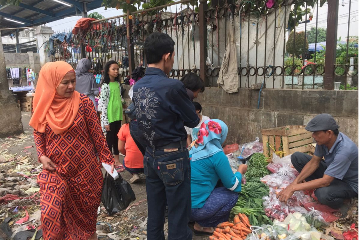 Pedagang kaki lima masih berjualan di kolong flyover Arif Rahman,Depok, Rabu (1/8/2018)