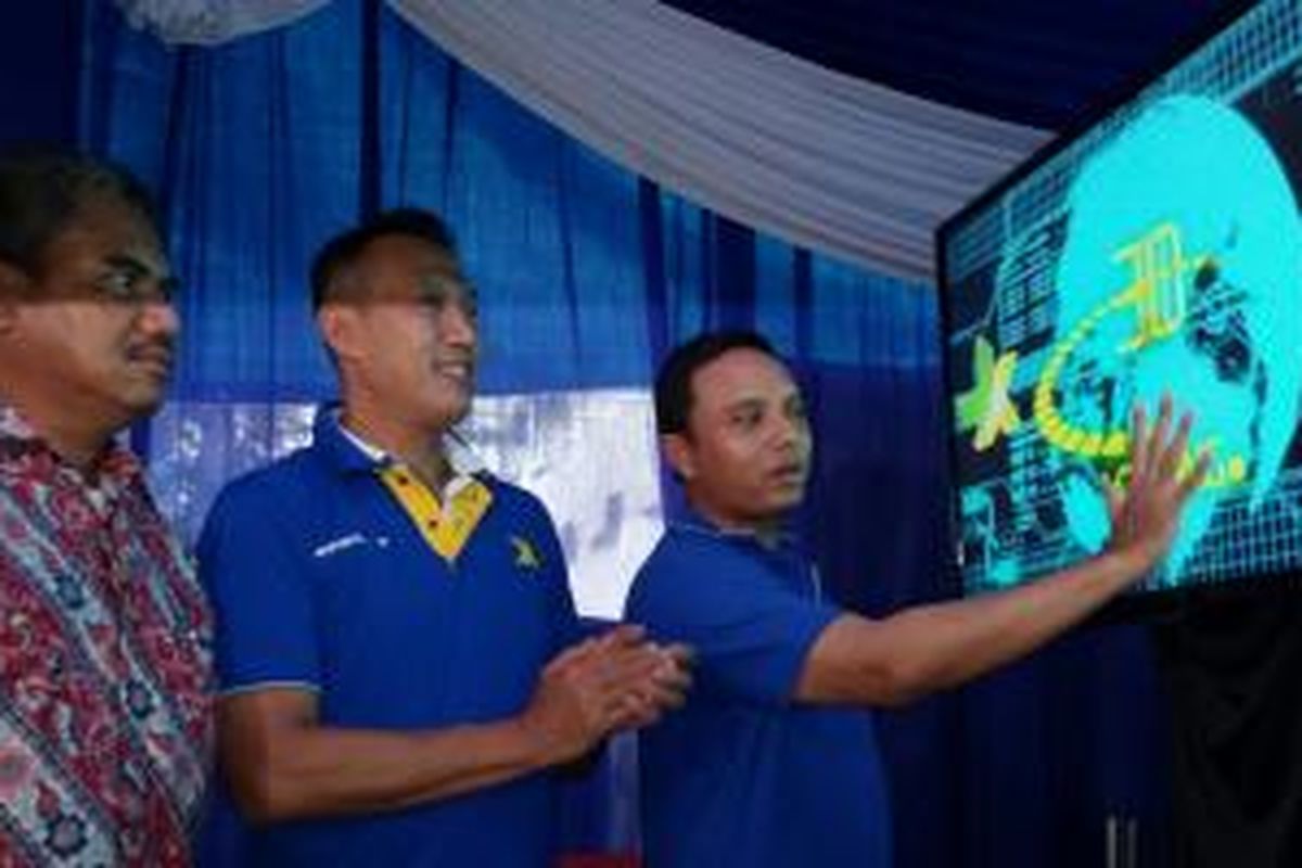 (ki-ka) Kepala Balai Monitoring (Balmon) Spektrum Frekuensi Radio Kelas II Surabaya Joni Adrian, Deputy Chief Commerce Officer XL East and North Kencono Wibowo, Direktur Service Managament XL Ongki Kurniawan dalam acara peluncuran Uji Coba Layanan 4G di Surabaya, Jumat (13/2/2015)
