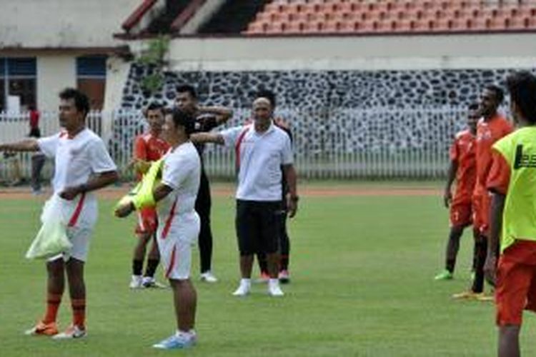 Pelatih Persija Jakarta, Rahmad Darmawan mempin latihan anak asuhnya di stadion mandala Jayapura, Jumat sore