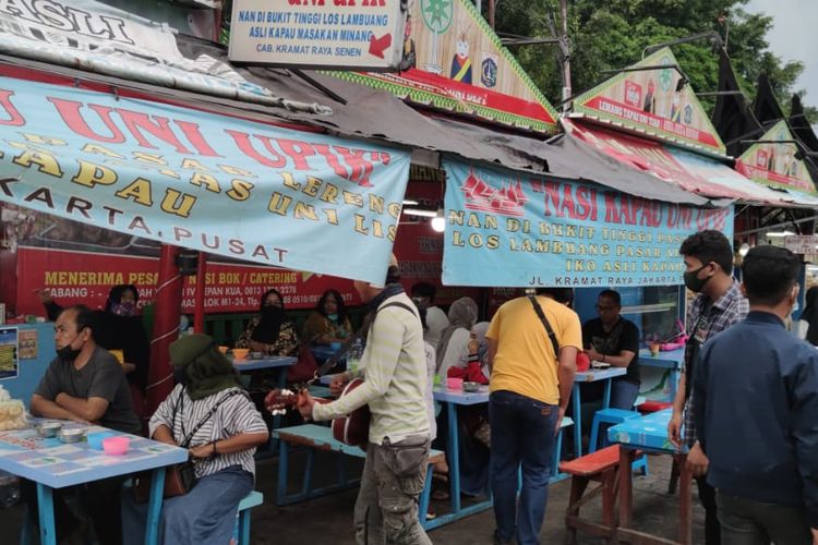 Sentra kuliner Nasi Kapau di Jalan Kramat Raya, Senen, Jakarta Pusat, ramai dikunjungi pembeli menjelang buka puasa hari pertama, Selasa (13/4/2021). 