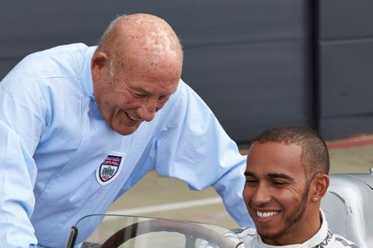 Sir Stirling Moss saat bersama Lewis Hamilton di Sirkuit Silverstone, Inggris, 31 Mei 2013.