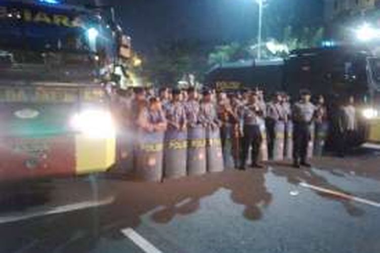 Polisi siap membubarkan pendukung La Nyalla di depan Kantor Kejati Jatim