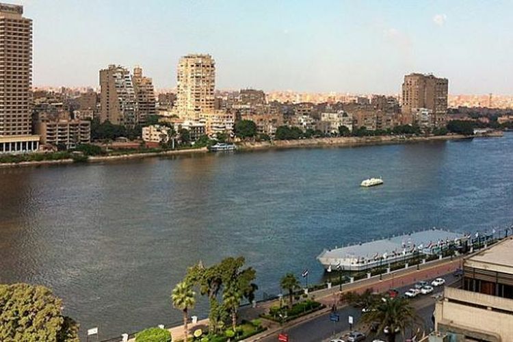 Salah satu sudut pusat kota Kairo di tepian Sungai Nil. Menurut sejarawan Yunani, Herodotus, Mesir adalah hadiah dari Sungai Nil. 