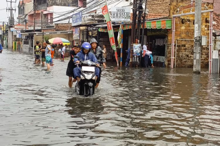 Banjir di Jadek Kopo Setinggi 60 Sentimeter, Akses Lumpuh
