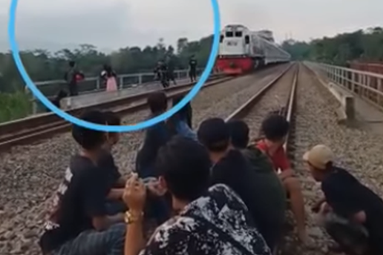 Tangkapan layar video yang memperlihatkan detik-detik seorang pemuda tertabrak kereta api yang melintas di Jembatan Cisomang, Purwakarta, Jawa Barat.