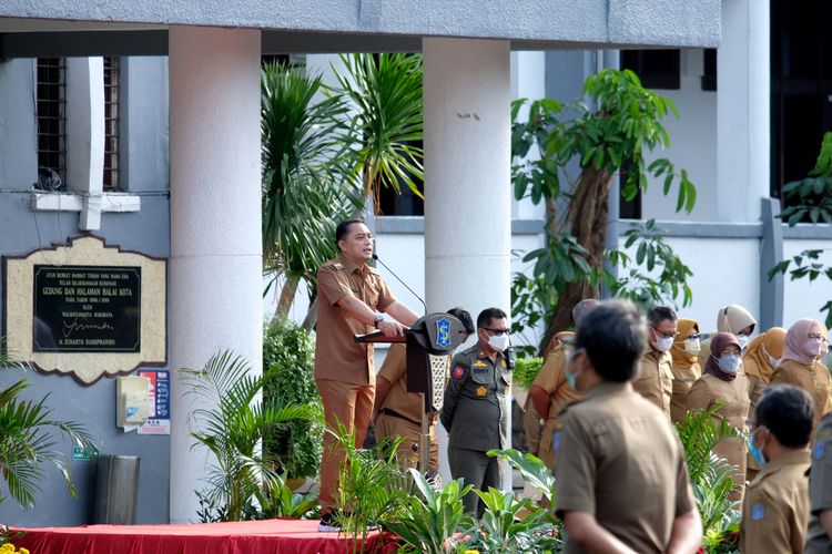 Wali Kota Surabaya Eri Cahyadi memberikan pengarahan kepada seluruh pejabat struktural dan fungsional di lingkungan Pemerintah Kota (Pemkot) Surabaya saat memimpin apel pagi di halaman Balai Kota Surabaya, Senin (24/1/2022).