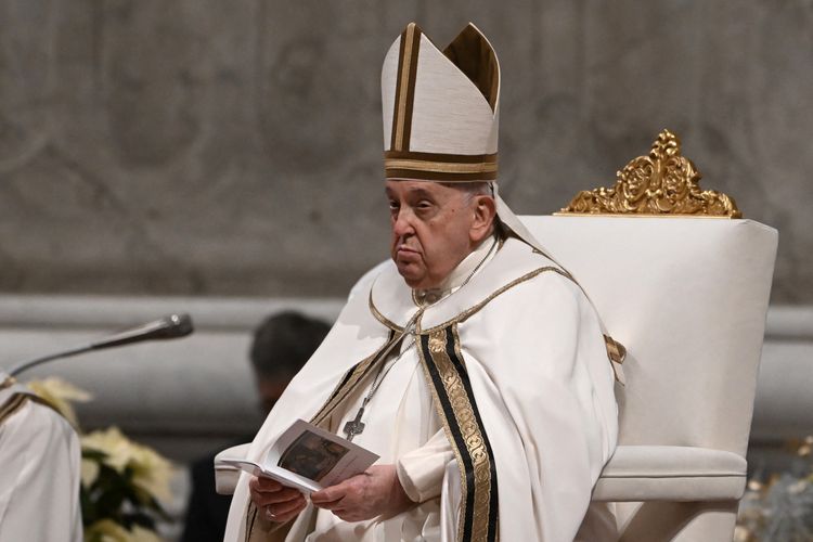 Paus Fransiskus saat memimpin misa Malam Natal di Basilika Santo Petrus, Vatikan, Minggu (24/12/2023).