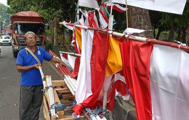 Suwantono (58), pedagang bendera merah putih musiman saat ditemui Kompas.com di wilayah Pondok Kelapa, Jakarta Timur, Jumat (11/8/2023) petang. Pria yang sehari-hari berkeliling di wilayah Duren Sawit itu menuturkan, rezekinya sebagai pedagang musiman kerap kali tidak menentu.