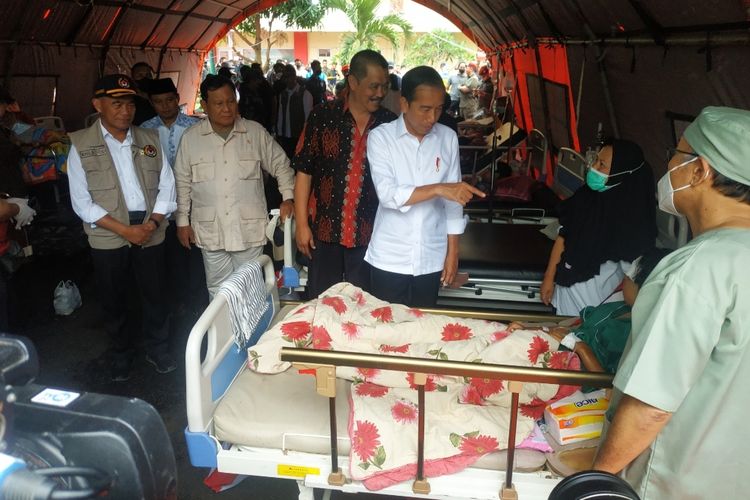 Presiden Joko Widodo saat mengunjungi pasien korban gempa di RSUD Sayang, Cianjur, Kamis (25/11/2022).