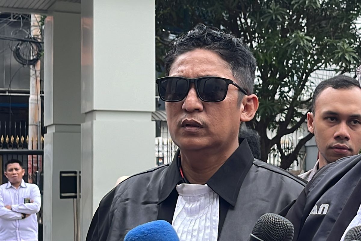 Advokat Razman Arif Nasution dan M Firdaus Oiwobo bersama rombongannya menyambangi Gedung Mahkamah Agung (MA), Senin (10/2/2024).