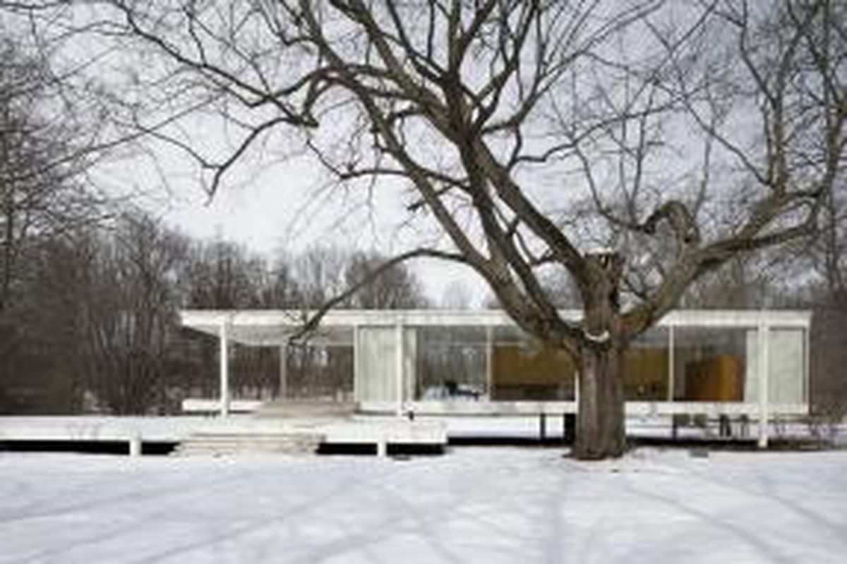 Bangunan ikonik bernama Farnsworth House karya Mies van der Rohe bisa diselamatkan dari banjir yang kerap terjadi di lokasi. 