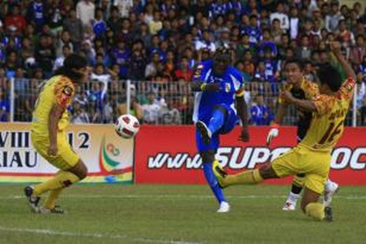 Striker PSPS Pekanbaru Dzumafo E Herman menendang bola ke gawang Sriwijaya FC usai mengelabui kiper Ferry Rotinsulu saat lanjutan Indonesia Super Liga (ISL), Sabtu (30/10/2010) di Stadion Kaharuddin Nasution Rumbai, Pekanbaru. PSPS kalah atas tamunya Sriwijaya FC dengan skor 1-0.