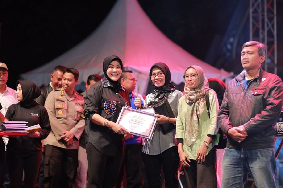 Bupati Klaten Sri Mulyani saat acara konser musik untuk Rayakan Capaian Adipura 2 Tahun Berturut-turut. 