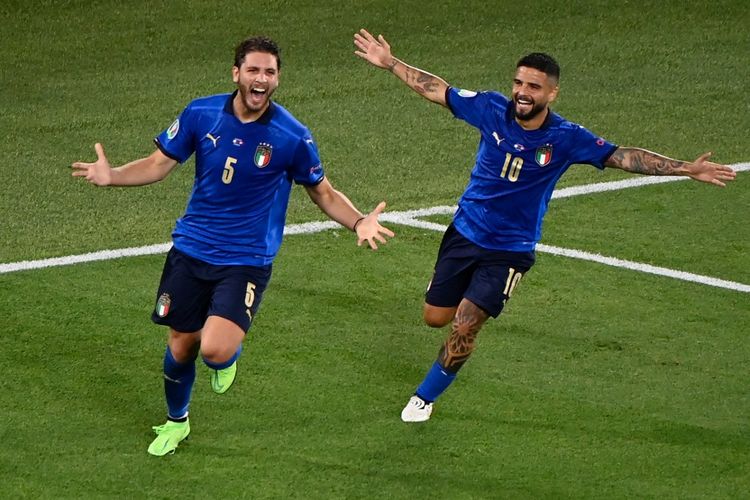 Gelandang Timnas Italia Manuel Locatelli merayakan golnya ke gawang Swiss bersama dengan Lorenzo Insigne pada laga Grup A Euro 2020 di Estadio Olimpico, Roma, pada 16 Juni 2021.