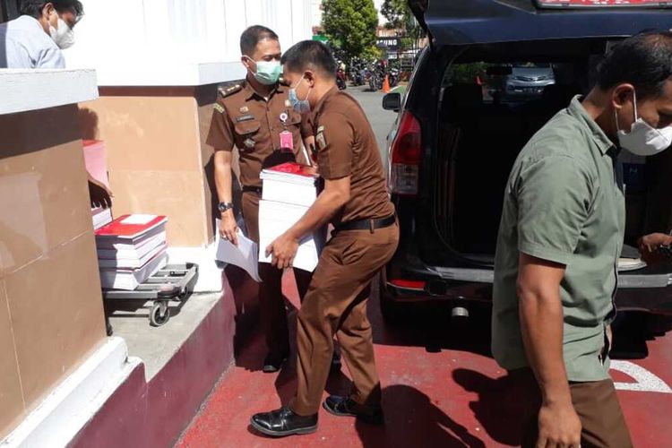 Tim Jaksa Penuntut Umum Kejaksaan Tinggi Maluku melimpahkan berkas tiga tersangka kasus dugaan korupsi KMP Marsela senilai 2,1 miliar ke Pengadilan Tipikor AMbon, Rabu (24/11/2021)