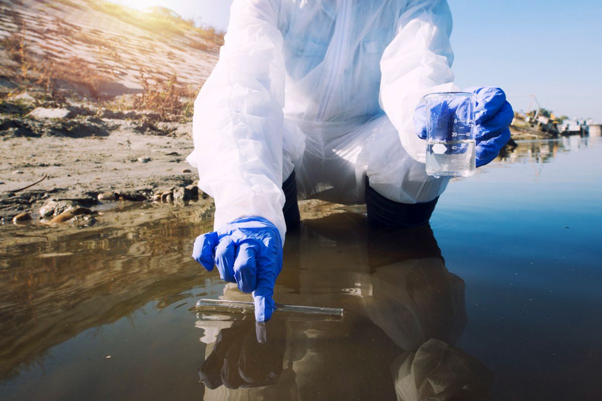Ilustrasi peneliti mengambil sampel zat yang menyebabkan terjadinya pencemaran air