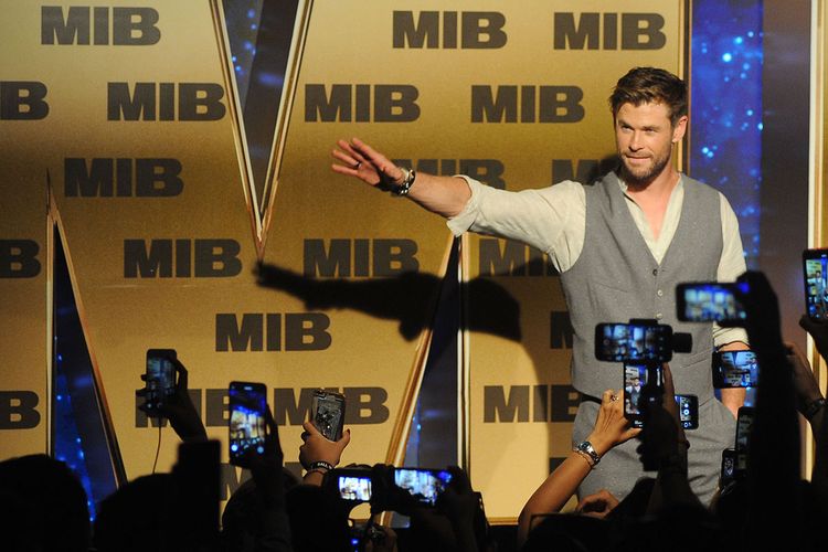 Aktor asal Australia Chris Hemsworth yang populer sebagai Thor, sang Dewa Petir dalam film-film Marvel, menyapa penggemarnya saat meet and greet di kawasan Nusa Dua, Bali, Senin (27/5/2019). Kegiatan tersebut merupakan rangkaian promo film Men in Black: International yang rencananya akan dirilis pada bulan Juni mendatang.