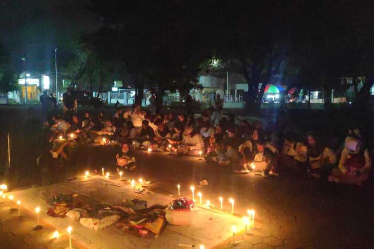 Beri dukungan kepada adik R, korban perkosaan oleh 11 orang pelaku perkosaan yang terjadi di Kabupaten Parigi Moutong, Para Perempuan di Palu Gelar Doa kesembuhan bersama dan gelar aksi seribu lilin, Minggu (4/6/2023). 