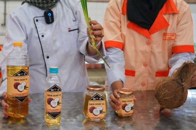 Minyak goreng hasil inovasi mahasiswa Universitas Negeri Semarang (Unnes) dari kelapa lokal.