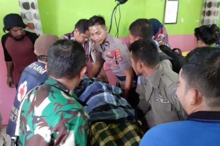Jenazah relawan KPA tewas usai evakuasi 12 pendaki Gunung dibawa ke Puskesmas Wawo Kolaka Utara (foto istimewa)