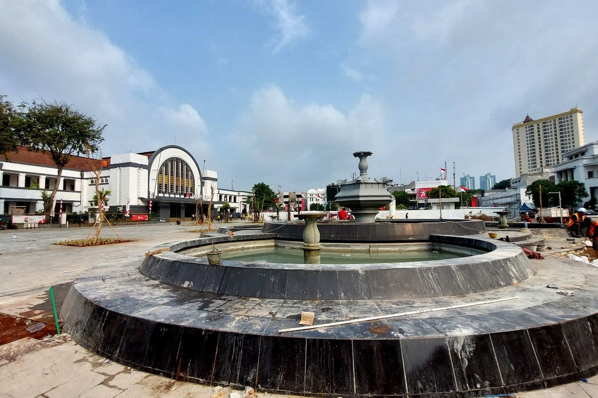 Sebuah air mancur menarik perhatian di area pedestrian yang belum rampung, Senin (22/8/2022). Sebelumnya, sebuah halte Trans Jakarta berdiri di tempat itu hingga akhirnya  halte dipindahkan ke Jalan Lada Dalam.
