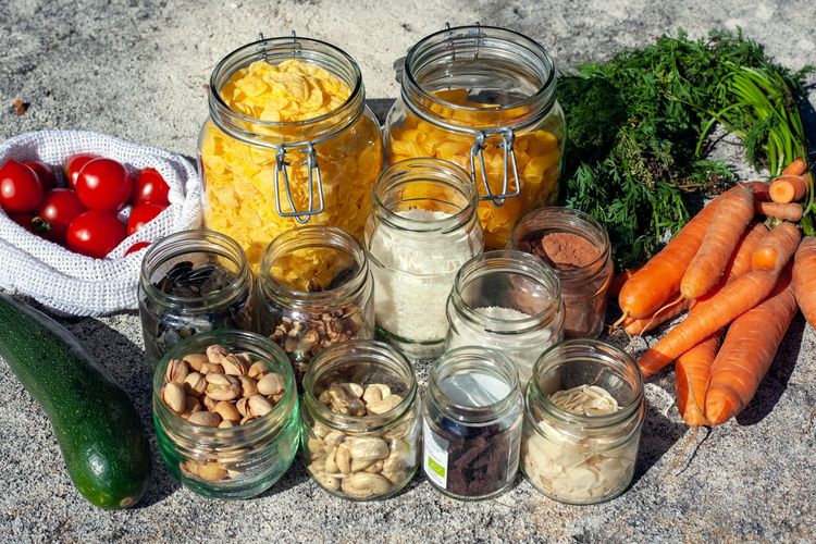 Ilustrasi wadah makanan plastik.