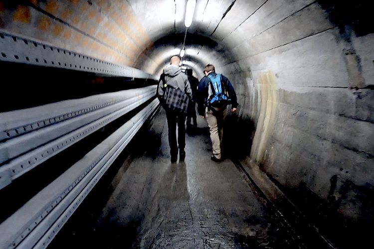 Wisatawan berjalan menyusuri salah satu lorong di Bunker Sonnenberg. Meski negara netral, Swiss sudah menyiapkan bunker jika terjadi perang nuklir.