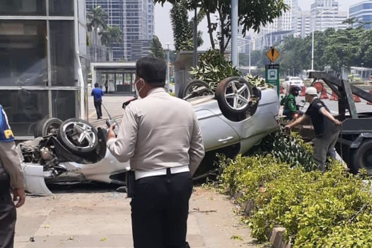 Sebuah mobil Honda Civic bernomor pelat B 1583 KES terbalik di Jalan Jenderal Sudirman tepatnya di depan Mapolda Metro Jaya, Senayan, Kebayoran Baru, Jakarta Selatan pada Jumat (17/9/2021) sekitar pukul 11.10 WIB.