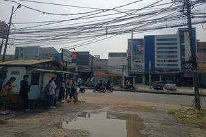 'Masak Pemkot Tangsel Diam Saja' Keluh Penumpang Transjakarta Menunggu Bus Tanpa Halte