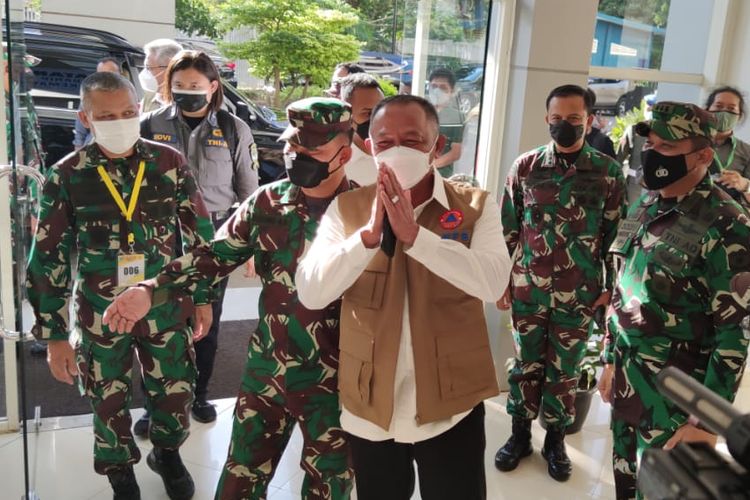 Kepala Badan Nasional Penanggulangan Bencana yang juga Ketua Satuan Tugas Covid-19 Letnan Jenderal (Letjen) TNI Ganip Warsito mengunjungi Rumah Sakit Darurat Covid-19 Wisma Atlet Kemayoran, Jakarta Pusat, Rabu (26/5/2021) sore. 