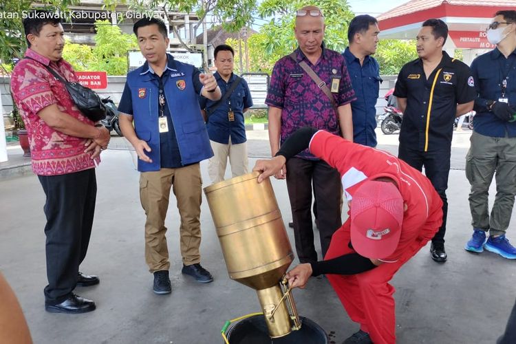 Polisi saat melaksanakan inspeksi mendadak di sejumlah SPBU di wilayah Kota Denpasar, Bali pada Kamis (28/3/2024). Sidak ini dalam rangka untuk mengantisipasi SPBU berbuat curang selama periode arus mudik Lebaran 2024. /Dok. Humas Polda Bali