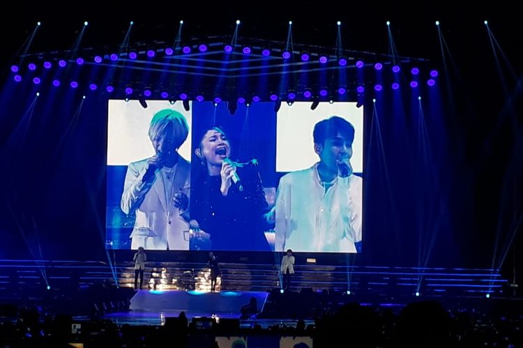 Dua member Super Junior, Yesung (kiri) dan Ryeowook (paling kanan) berkolaborasi dengan Rossa menyanyikan lagu Tegar pada konser Super Show 7S di Indonesia Convention Exhibition, BSD, Tangerang, Banten, Sabtu (15/6/2019).