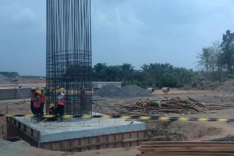 Proyek Jalan Tol Terbanggi Besar-Bakauheni, Lampung. Gambar diambil Jumat (6/11/2015).