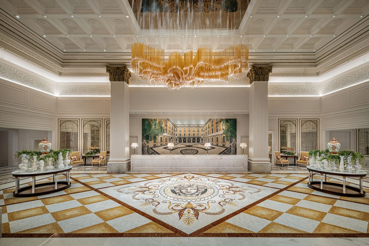 Desain hotel bernuansa paduan estetika Italia dan simbol-simbol budaya Tionghoa lokal. 
