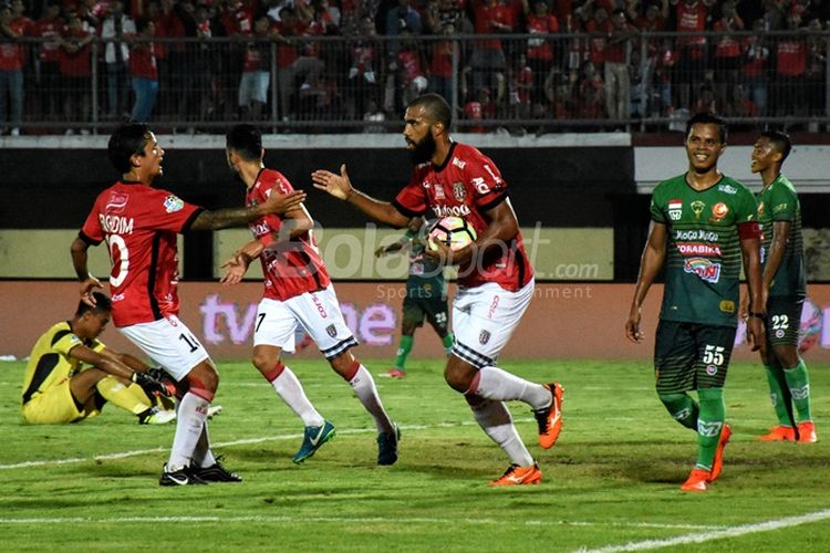 Penyerang Bali United, Sylvano Comvalius, mencetak gol ke gawang PS TNI pada pertandingan Liga 1, Jumat (20/10/2017). 