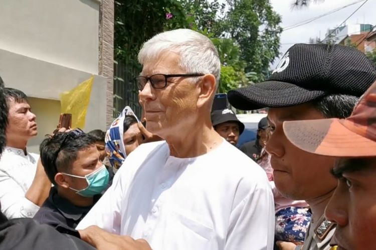 Ayah dari Ashraf Sinclair tiba di rumah duka di kawasan Pejaten Barat, Jakarta Selatan, Selasa (18/2/2020).