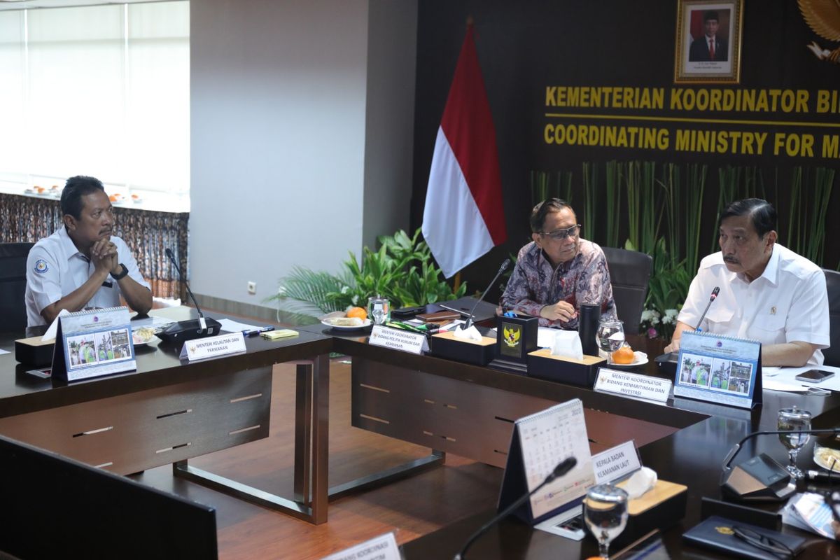 Menko Kemaritiman dan Investasi Luhut Binsar Pandjaitan memimpin rapat bersama dengan Menko Polhukam Mahfud MD dan Menteri KP Sakti Wahyu Trenggono terkait kebijakan penegakan hukum yuridiksi kelautan Indonesia, di Jakarta, Jumat (18/3/2022).