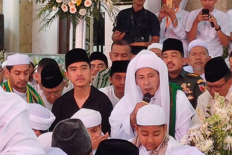 Ketum PSI Kaesang Pangarep menghadiri acara peringatan Maulid Nabi Muhammad SAW bersama Habib Luthfi bin Yahya di Pekalongan, Jawa Tengah, Minggu (22/10/2023).
