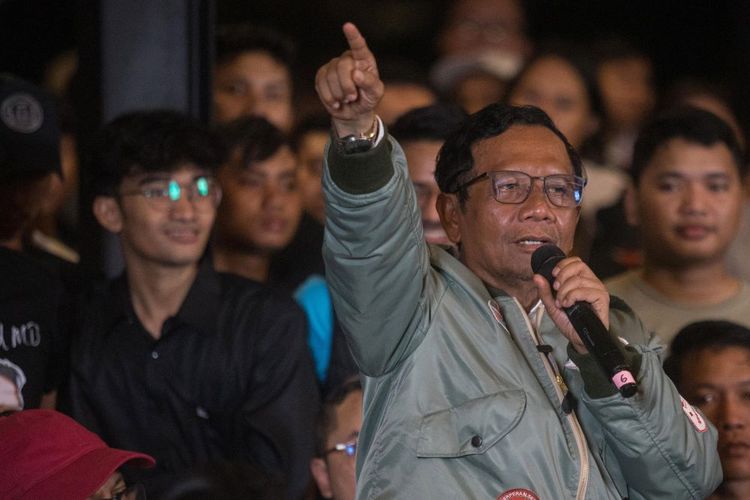 Calon wakil presiden nomor urut 3 Mahfud MD menghadiri kegiatan diskusi Tabrak Prof di Sleman, D.I Yogyakarta, Senin (5/2/2024). Diskusi yang dihadiri berbagai elemen masyarakat tersebut menjadi media untuk menyerap aspirasi masyarakat terutama mengenai permasalahan hukum di Indonesia. ANTARA FOTO/Andreas Fitri Atmoko/agr/YU