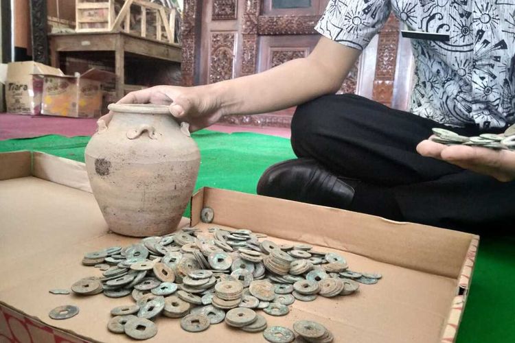 Koin-koin kepeng yang diduga sebagai cagar budaya ditempatkan sementara di Museum Kartini Jepara, Jawa Tengah, Rabu (31/3/2021).