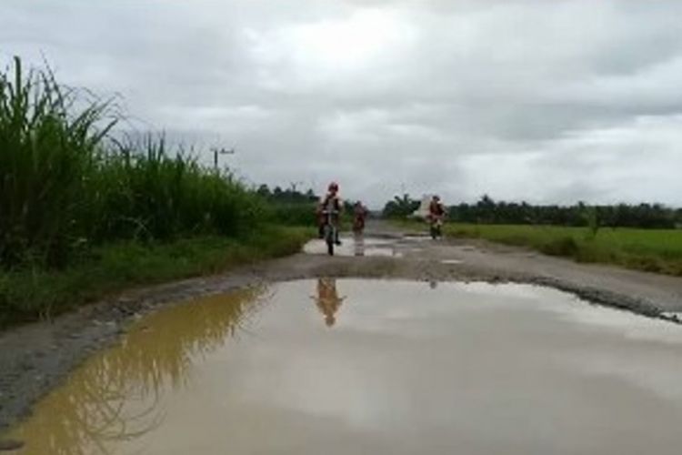 Cerita siswa di Mamuju Tengah, Sulawesi Barat, yang setiap hari harus melintasi jalan perbatasan kabupaten Mamuju dengan Mateng yang rusak berat di musim hujan hingga menyerupai deretan kolam-kolam berisi air. 