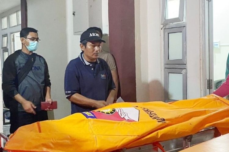 Jasad korban dan pelaku peristiwa pembunuhan di Kabupaten Tulang Bawang usai menjalani visum, Minggu (11/12/2022).