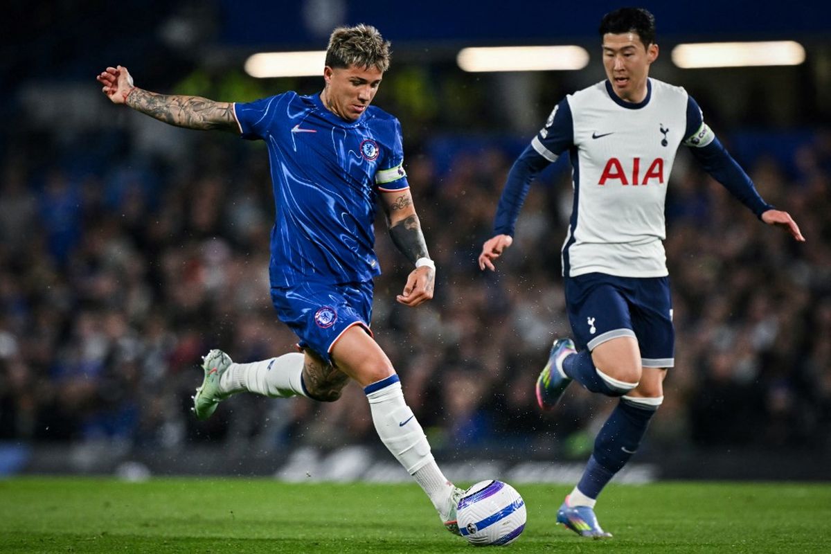 Gelandang Chelsea asal Argentina #08 Enzo Fernandez (kiri) berebut bola dengan penyerang Tottenham Hotspur asal Korea Selatan #07 Son Heung-Min selama pertandingan sepak bola Liga Primer Inggris antara Chelsea dan Tottenham Hotspur di Stamford Bridge di London pada tanggal 3 April 2025.