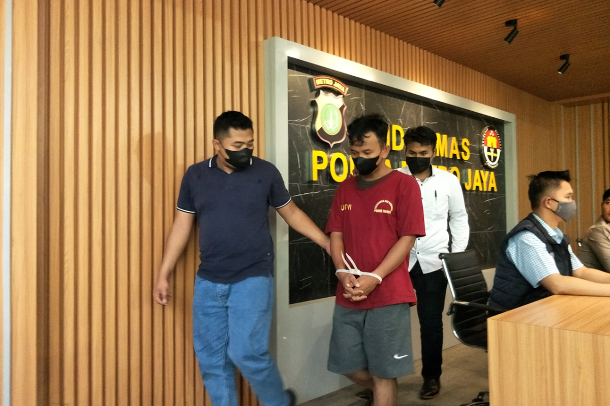 AR (28), guru agama SMP negeri di Tangerang digiring aparat karena diduga mencabuli tiga murid laki-lakinya, Selasa (19/7/2022). AR disebut mencabuli murid-muridnya di toilet sekolah.