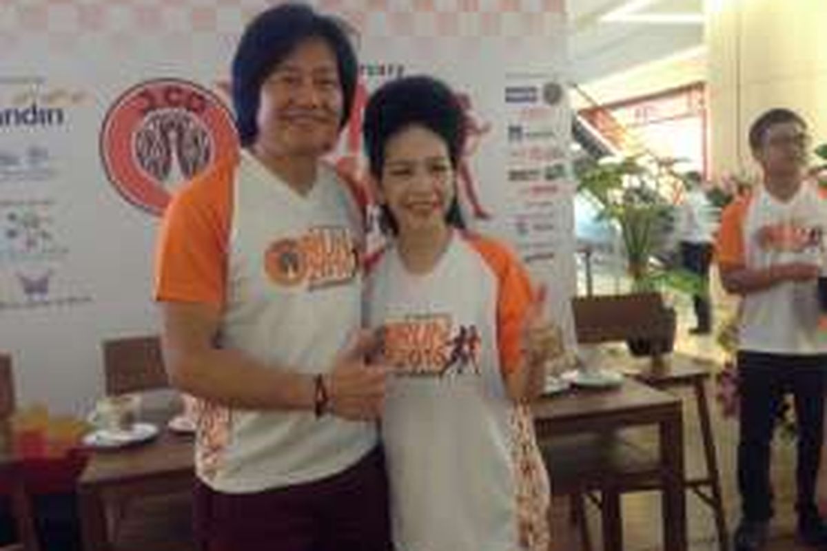 Johny Andrean bersama istri usai konferensi pers J.Co Run Fun 5K di Mall @Alam Sutera, Tangerang, Kamis (12/5/2016).