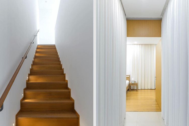 Aksen kayu untuk material lantai rumah minimalis modern karya Monokroma Architect 