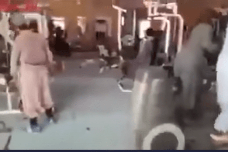 Tangkapan layar dari video anggota Taliban nge-gym di pusat kebugaran istana presiden Afghanistan, yang telah ditinggal penghuninya pada Minggu (16/8/2021).
