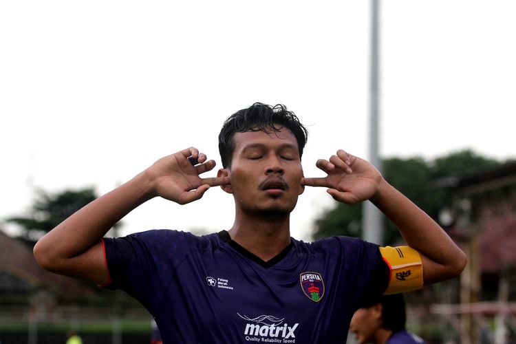 Pemain Persita Tangerang Agung Prasetyo selebrasi seusaimenjebol gawang Persela Lamongan pada pertandingan pekan 19 Liga 1 2021-2022 yang berakhir dengan skor 3-0 di Stadion I Gusti Ngurah Rai Denpasar, Bali, Selasa (11/1/2021) sore.