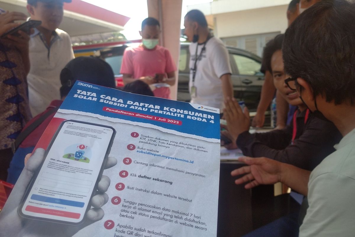 Petugas SPBU Di Manado, mulai sosialisasikan penggunaan Aplikasi MyPertamina bagi pengendara Roda 4, Jumat (01 Juli 2022)